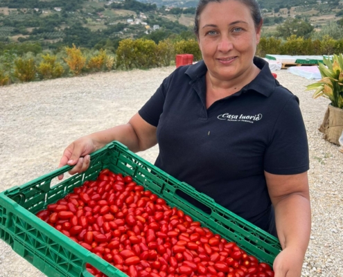 Anna Prizio con una cassetta di datterini rossi